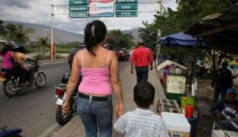 Milhares de venezuelanos têm cruzado as fronteiras com os países vizinhos