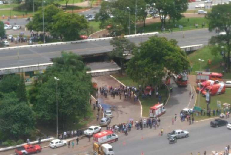 Parte de viaduto desabou por volta do meio-dia no Eixão Sul, na área central da capital federal ()