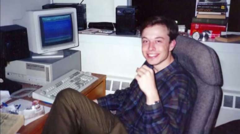 Um jovem Elon Musk sorridente (Reprodução: Divulgação)