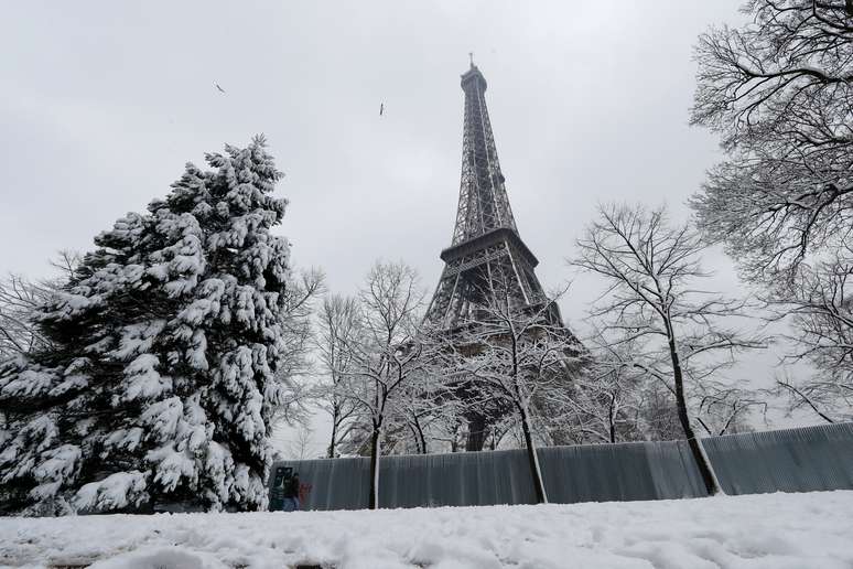 &Aacute;rvores cobertas de neve s&atilde;o vistas perto da Torre Eiffel, em Paris 07/02/2018 REUTERS/Gonzalo Fuentes
