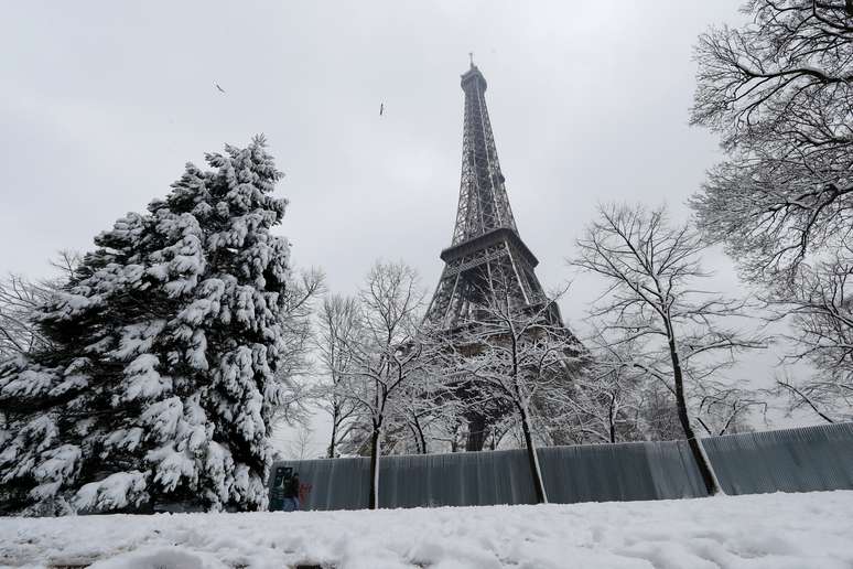 Árvores cobertas de neve são vistas perto da Torre Eiffel, em Paris 07/02/2018 REUTERS/Gonzalo Fuentes
