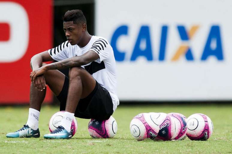 Bruno Henrique sofreu um trauma no olho direito (Foto: Ivan Storti)