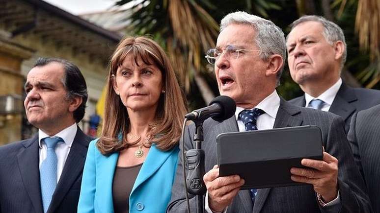 O colombiano Uribe é citado por Corrales como um ex-presidente que busca manter sua influência