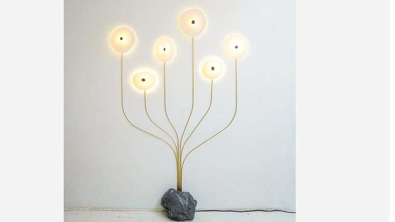 Entre as pe&ccedil;as exibidas na feira de design de Miami estava esse mural de luz criado com lava pelos chileno do gt2P | Foto: Courtesia Friedman Benda e gt2P