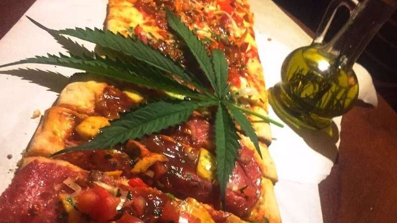 Pizza com folhas de Cannabis sativa, queijo, panceta e azeite canábico | Foto: Arquivo pessoal