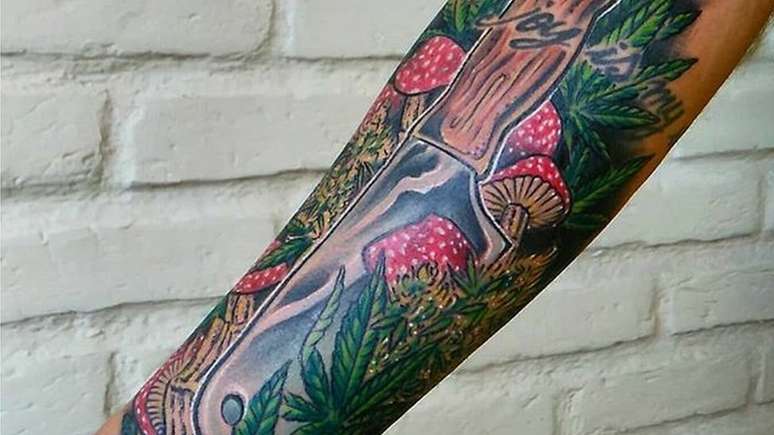 Colombeck fez uma tatuagem no bra;o que representa sua paixão pela culinária canábica | Foto: Arquivo pessoal