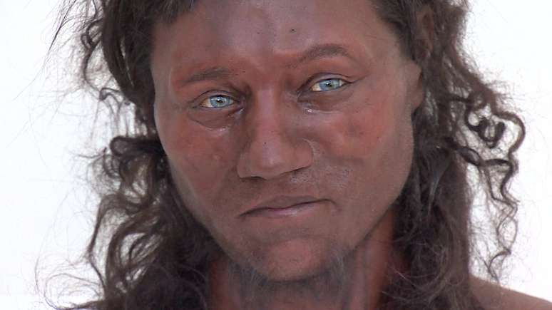 Com base nos dados, cientistas reconstruíram o que acreditam ter sido o rosto do Homem de Cheddar