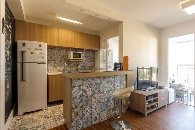 22. A cozinha americana simples integrada com sala de estar recebeu uma parede com tinta de giz, tend&ecirc;ncia de decora&ccedil;&atilde;o