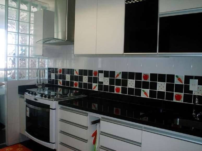 26. Cozinha simples em preto e branco com azulejos estampados