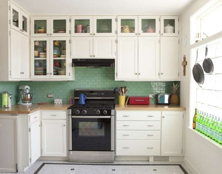 32. A cozinha planejada simples permite que você coloque sua personalidade no ambiente