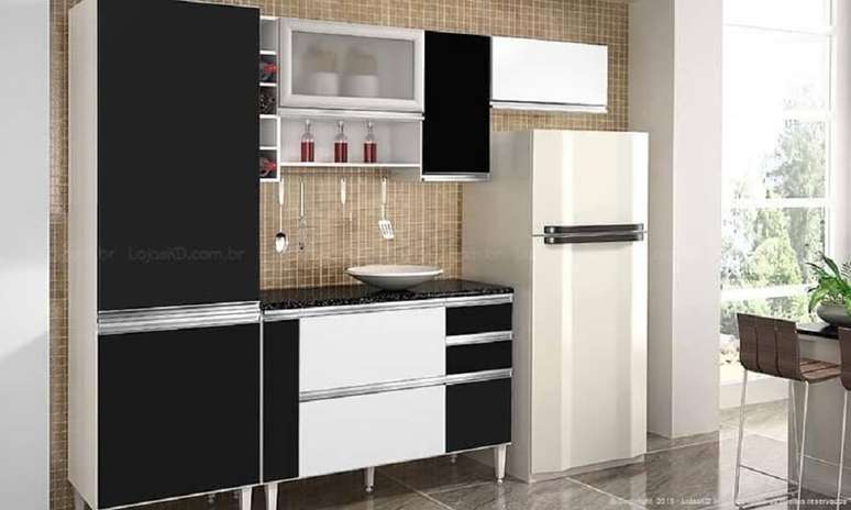 37. Projeto de cozinha simples decorada com armários em preto e branco