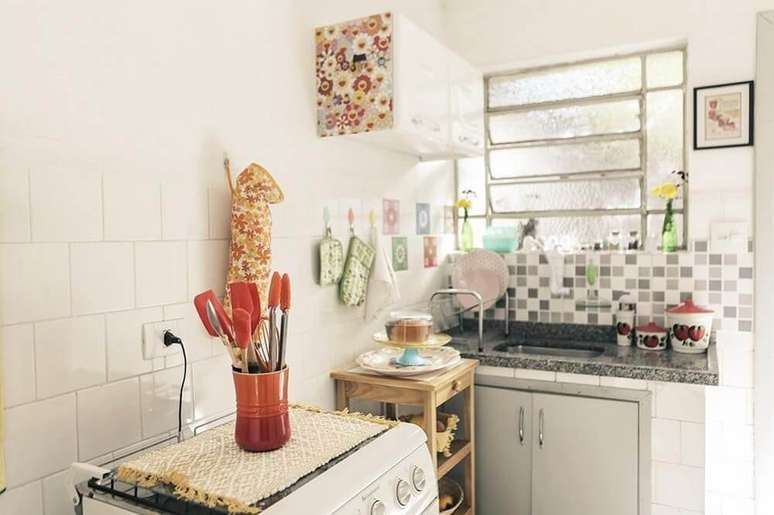 49. A iluminação faz toda a diferença na hora de decorar cozinhas simples e bonitas