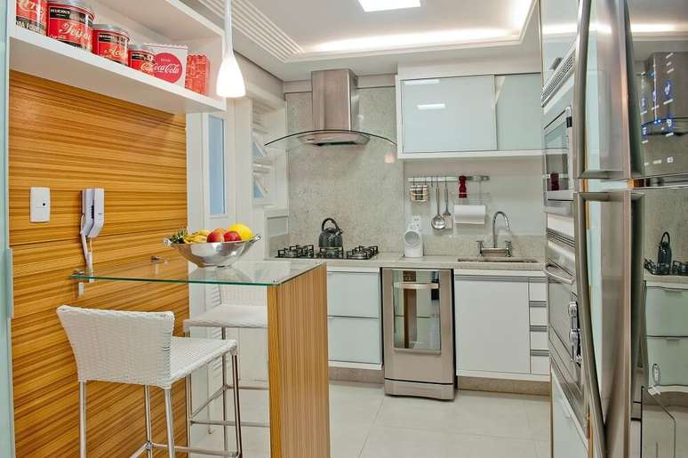 6. Optar por uma cozinha planejada simples pode tornar o ambiente mais organizado e funcional.