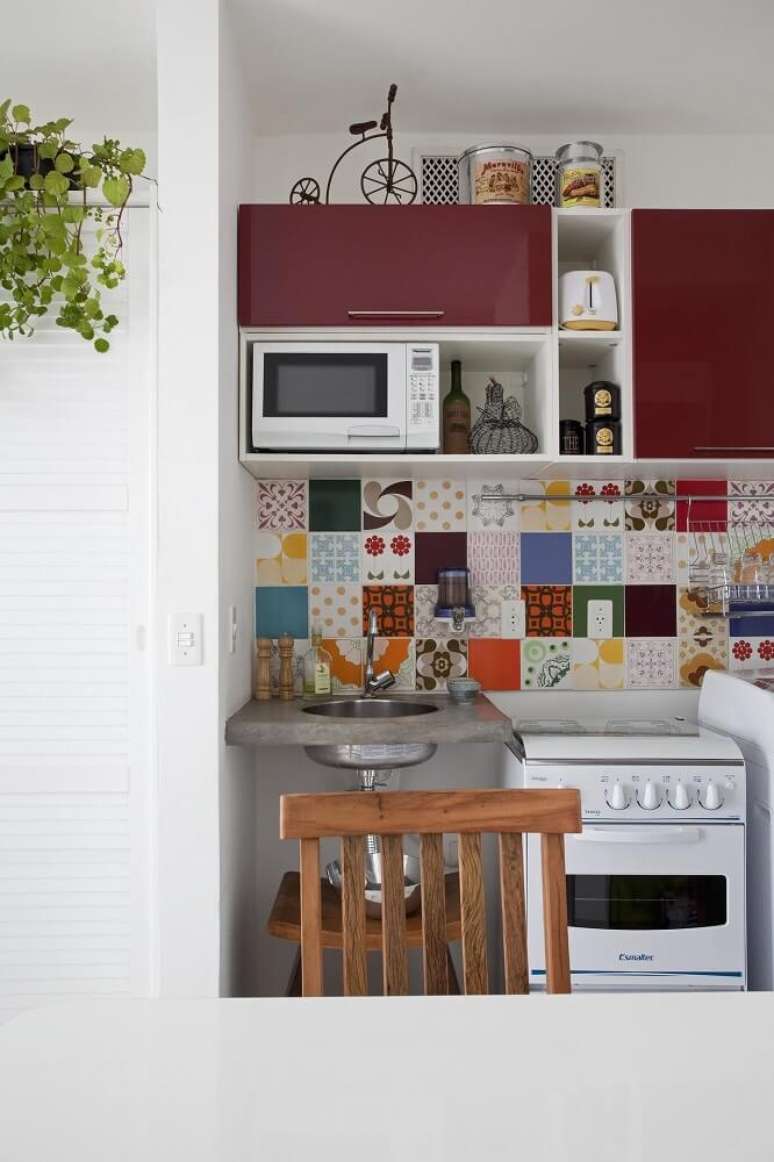 25. A cozinha planejada simples com azulejos decorativos ficou linda