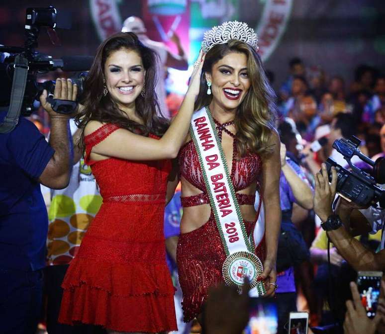 Paloma Bernardi passa o posto de rainha da Grande Rio para Juliana Paes