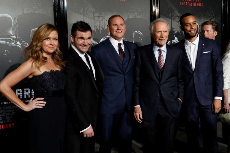 Diretor Eastwood (segundo &agrave; direita) posa com elenco do filme &ldquo;15h17 &ndash; Trem para Paris&rdquo; Jenna Fischer, Alek Skarlatos, Spencer Stone e Anthony Sadler 
5/2/2018        REUTERS/Mario Anzuoni