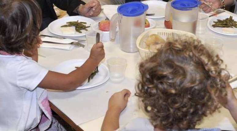 Crianças almoçando em escola [foto de arquivo]