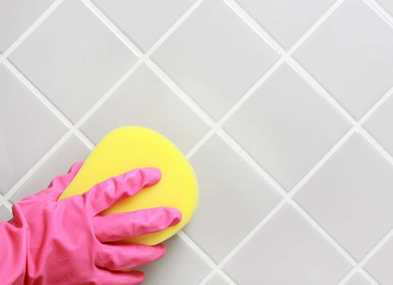 limpando azulejo