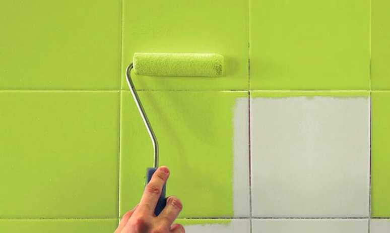 Pintando azulejo de verde