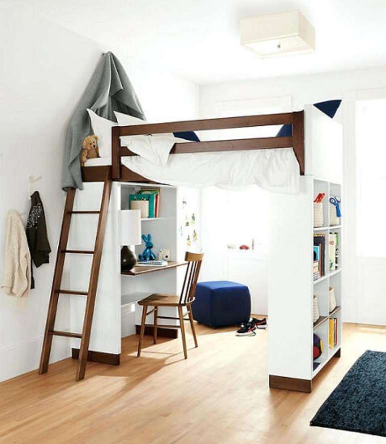 49. A cama suspensa é uma ótima opção para quartos infantis, otimizando o espaço