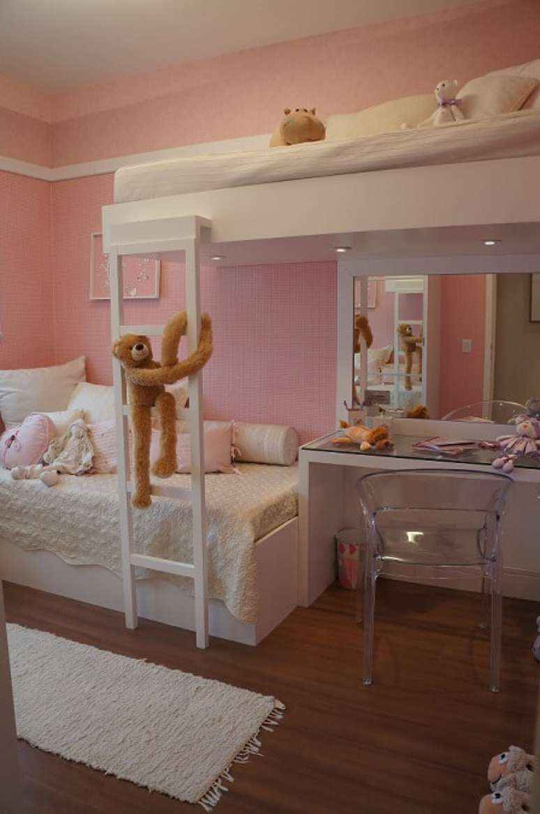 25. Com a cama suspensa infantil e a decoração rosada, o projeto de Mauren Buest parece mesmo um quarto de princesa