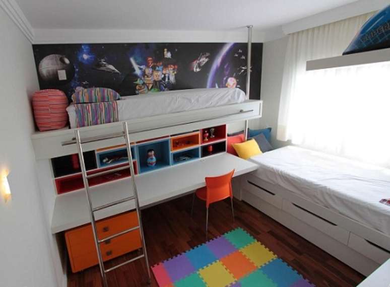 37. A decoração de Star Wars e diversidade de cores do projeto de Fabiana Infantozzi deixam este quarto infantil muito divertido