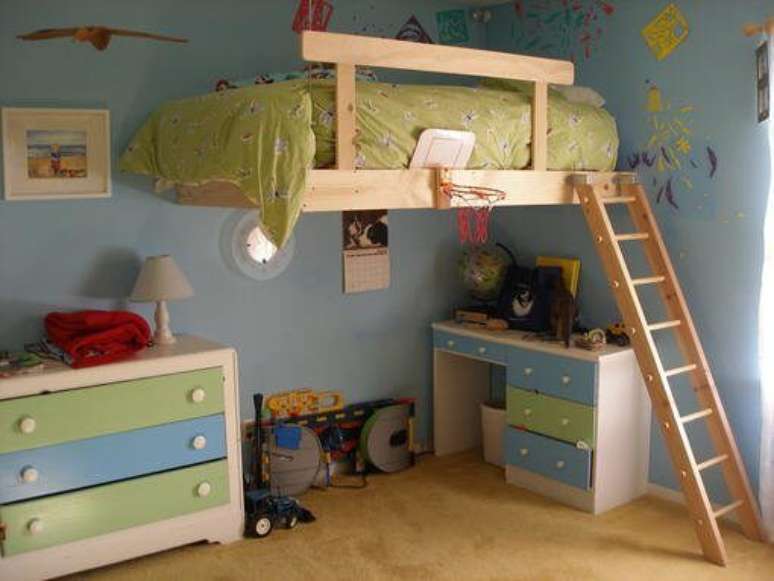 14. Veja como essa cama suspensa infantil libera espaço para ser aproveitado de outras formas