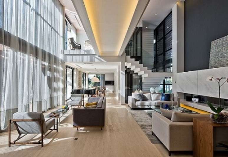 30. Casas modernas amplas com ilumina&ccedil;&atilde;o natural. Projeto de Leonardo Muller