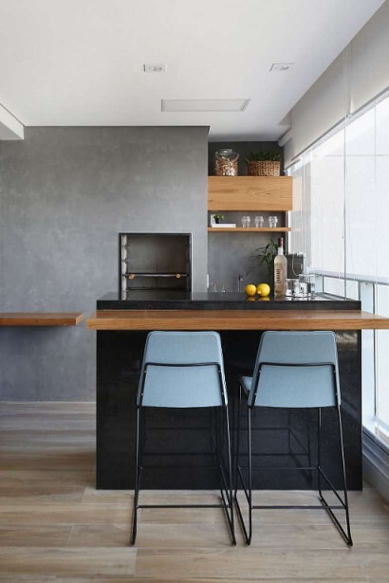 32. As banquetas altas azuis s&atilde;o o toque de cor nesse ambiente moderno; Projeto de Degrade Decora&ccedil;&atilde;o