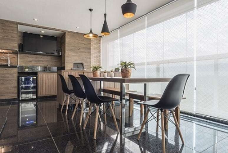 33. As cadeiras Eames s&atilde;o outro exemplo de m&oacute;veis que s&atilde;o verdadeiras obras de arte modernas. Projeto de Sandra Pompe