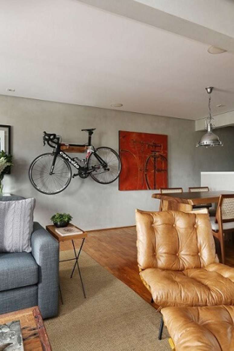 34. Esta casa moderna conta com um apoio para bicicleta na parede. Projeto Oliveira Arquitetura