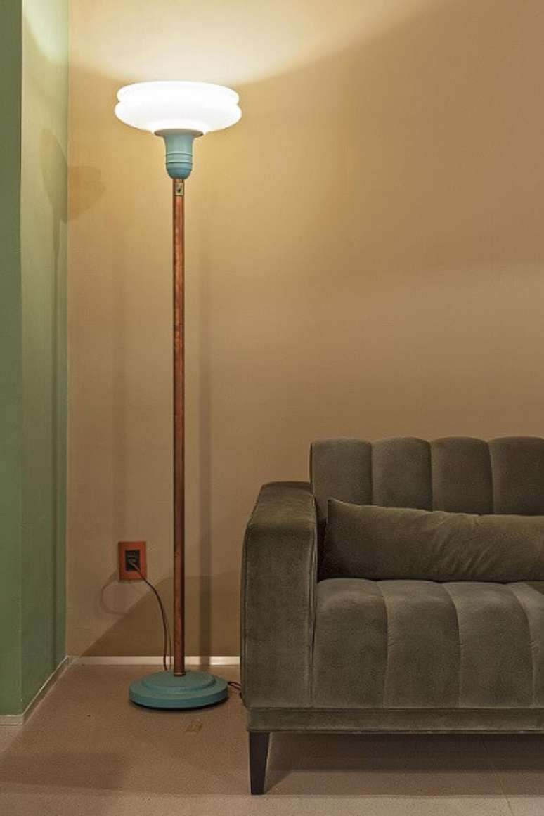 24. A lumin&aacute;ria se torna foco na decora&ccedil;&atilde;o por ter cores diferentes. Projeto de Isabela Bethonico