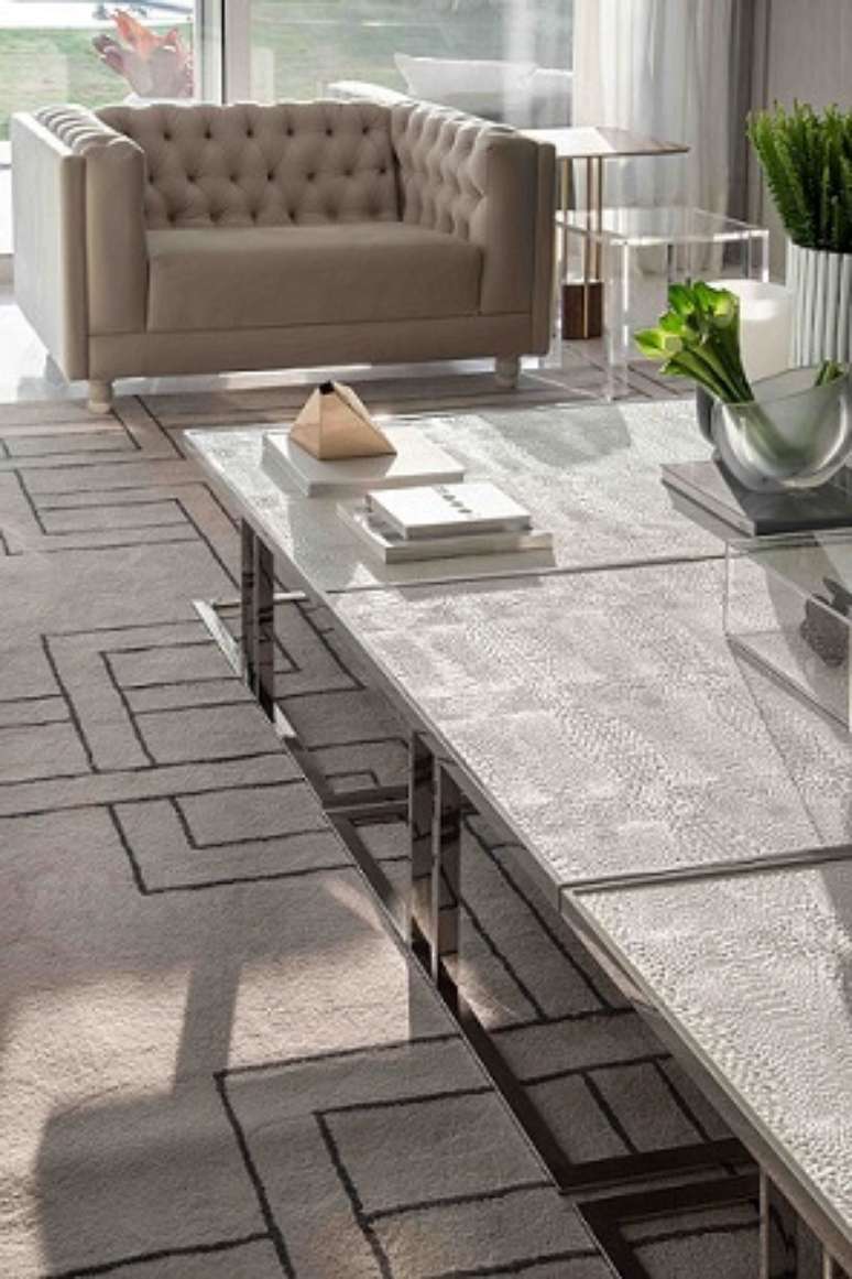 25. Mesa com p&eacute;s de a&ccedil;o inox, material comum em casas modernas. Projeto de Lidia Maciel