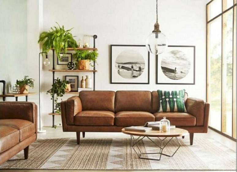45. O sofá de couro e as plantas fazem esta decoração moderna ser um pouco mais colorida
