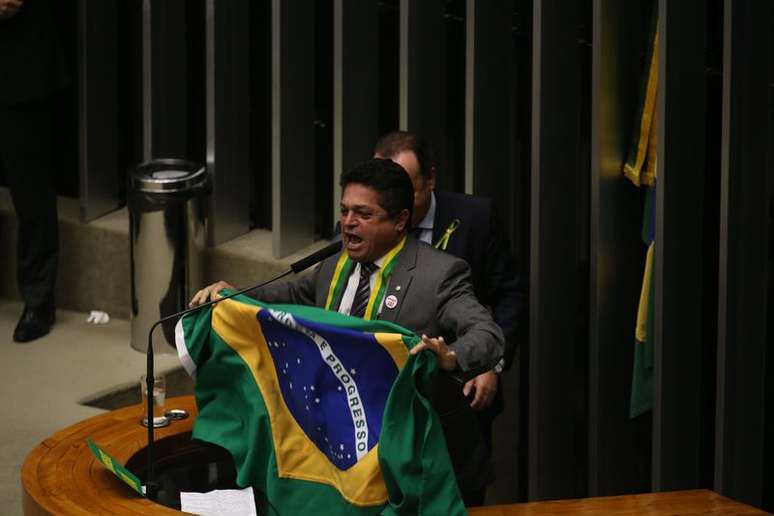  Deputado João Rodrigues (PSD/SC) fala durante discussão do processo de impeachment da presidenta Dilma Rousseff, no plenário da Câmara