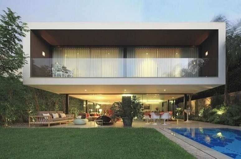 42. Mais uma fachada de casa moderna geom&eacute;trica