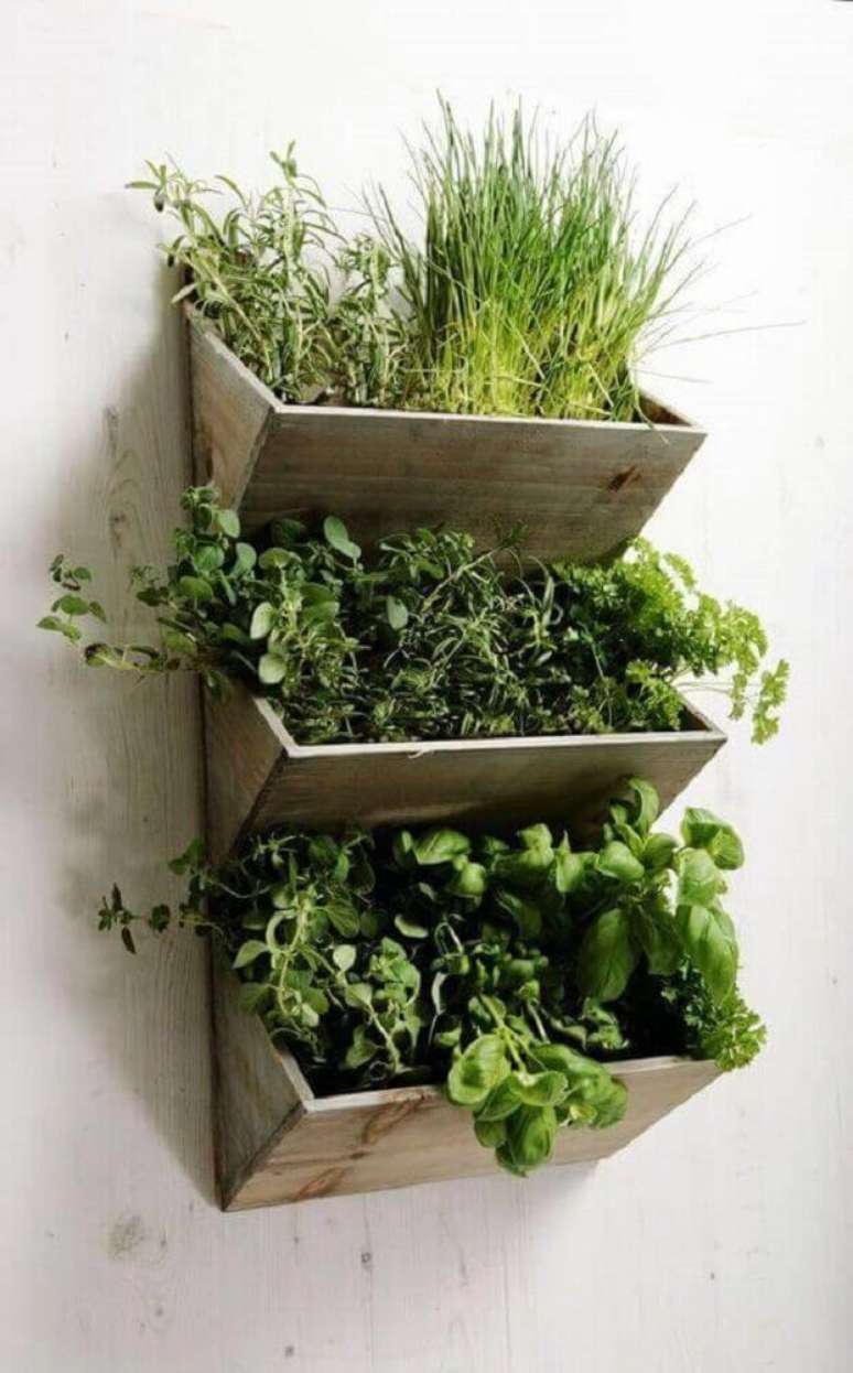 40. Os modelos de jardim suspenso são ótimos para plantar ervas e fazer hortas para a sua cozinha