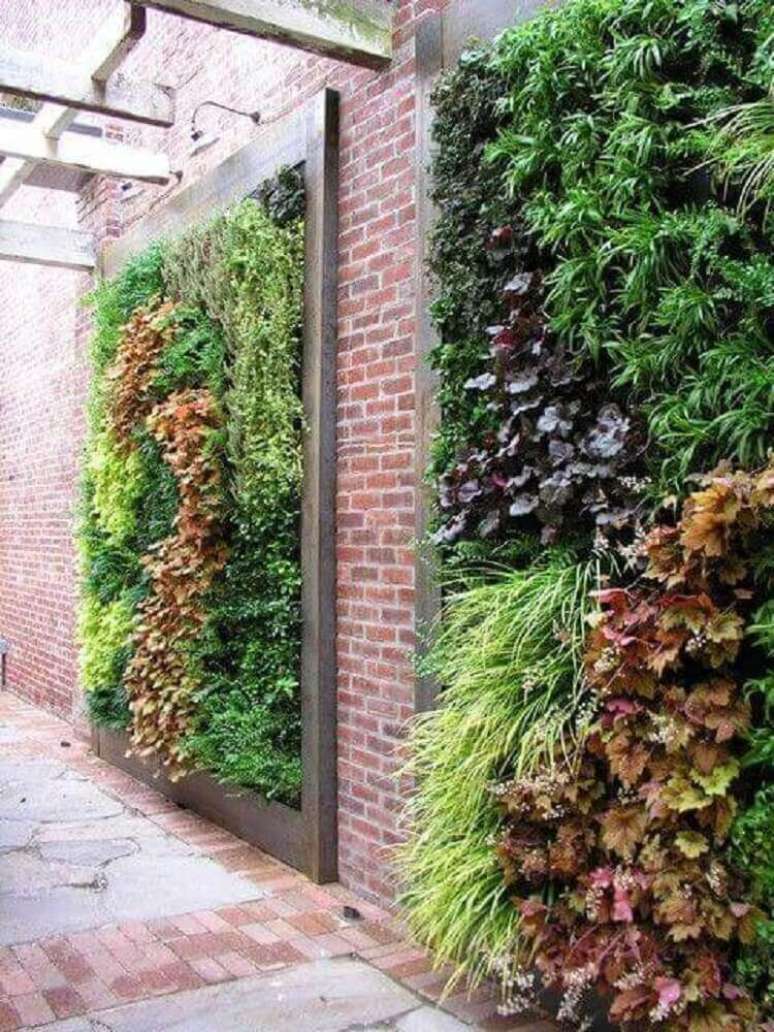 12. Os modelos de jardim vertical que ocupam um grande espaço da parede trazem um efeito muito bonito e sofisticado na decoração.