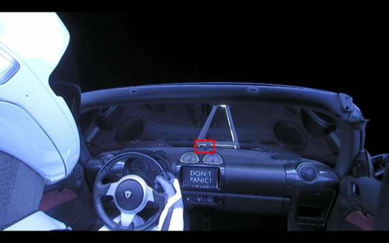 Detalhe mostrando o mini Tesla Roadster no painel do carro de verdade (Reprodução: SpaceX)