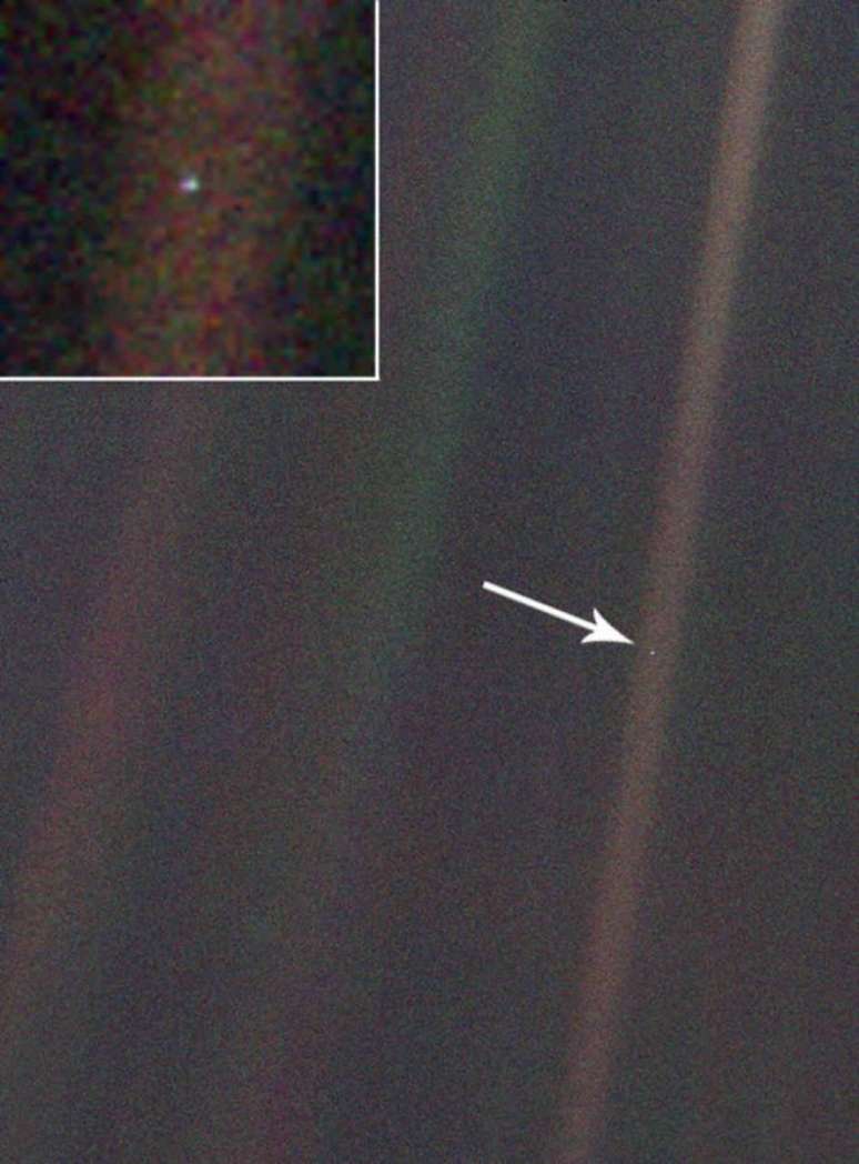 A Terra vista a 6 bilhões de km pela Voyager 1, fotografia chamada "Pale Blue Dot" (Reprodução: NASA)