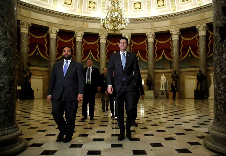 Presidente da Câmara dos Deputados dos Estados Unidos, Paul Ryan, chega ao plenário em Washington 09/02/2018 REUTERS/Joshua Roberts