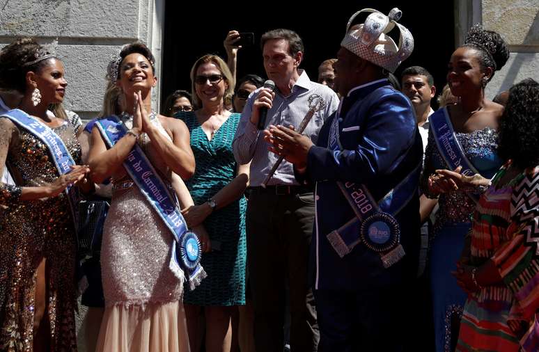 O prefeito de Rio de Janeiro, Marcelo Crivella, entrega a chave da cidade para Milton Junior, o Rei Momo do carnaval do Rio de Janeiro