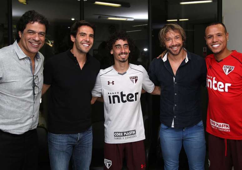 Kaká tira foto com Raí, Valdívia, Lugano e Luis Fabiano durante visita ao CT da Barra Funda (Reprodução/Twiiter)