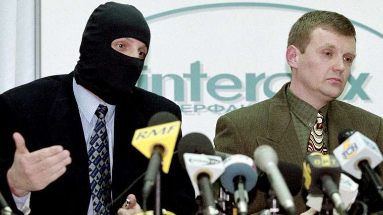 Litvinenko (à direita) acusou colegas da FSB de corrupção em 1998