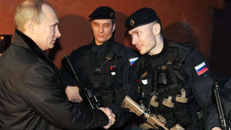 O presidente russo Vladimir Putin encontra membros da FSB na Chechênia, em 2011