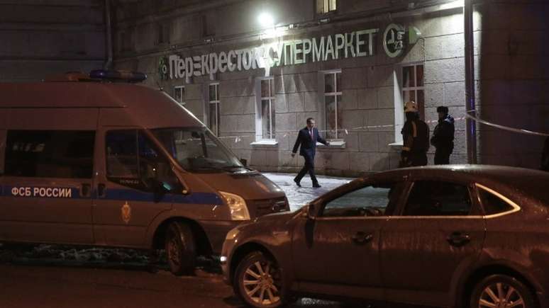 Veículos da FSB perto de um supermercado, após uma explosão em São Petersburgo, em dezembro