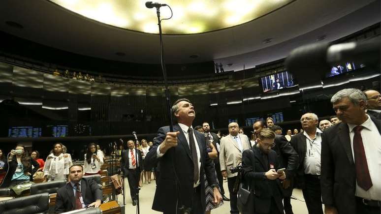 Em foto de 2016, Bolsonaro discute na Câmara; radicalismo de seu discurso tende a afastar eleitor mais moderado | Foto: Marcelo Camargo/Ag. Brasil