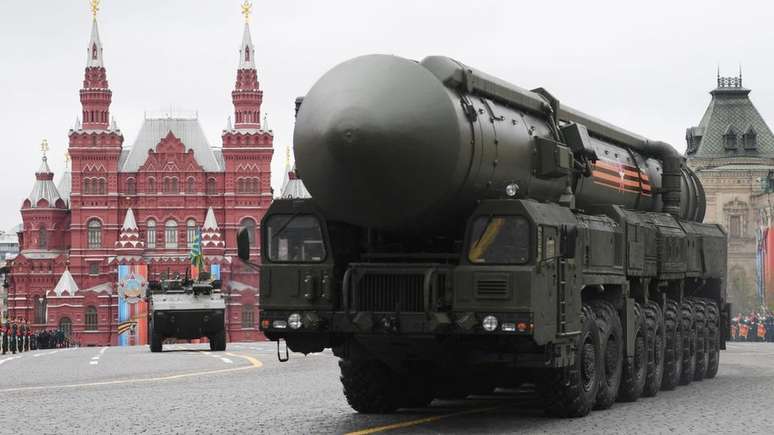 Míssil balístico de fabricação russa, em Moscou: Especialistas asseguram que as armas americanas não perderam vantagem