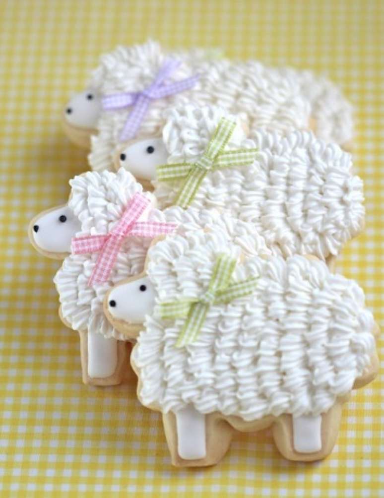 2. Você pode fazer uma decoração de páscoa com biscoitinhos de cordeiro, por exemplo