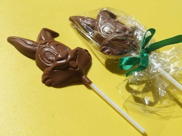 17. Tendo um molde, você pode fazer esses chocolates de coelho e distribuir para os convidados